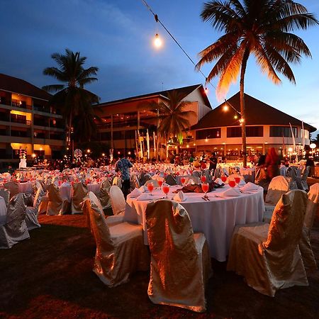 Damai Puri Resort & Spa Kuching Dış mekan fotoğraf A wedding reception at the Royal Island Resort and Spa