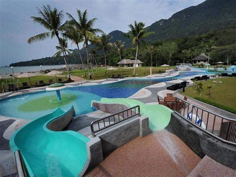 Damai Puri Resort & Spa Kuching Dış mekan fotoğraf The water park at the resort