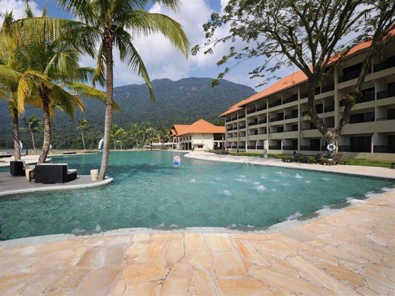 Damai Puri Resort & Spa Kuching Dış mekan fotoğraf The swimming pool at the resort
