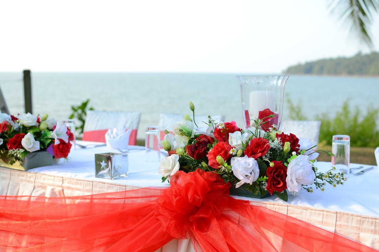 Damai Puri Resort & Spa Kuching Dış mekan fotoğraf A table decorated for a wedding