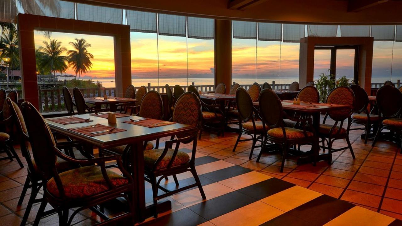 Damai Puri Resort & Spa Kuching Dış mekan fotoğraf Sunset at the restaurant