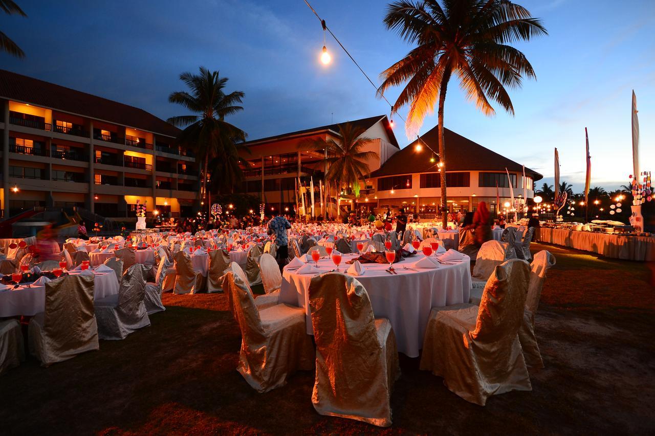 Damai Puri Resort & Spa Kuching Dış mekan fotoğraf A wedding reception at the Royal Island Resort and Spa