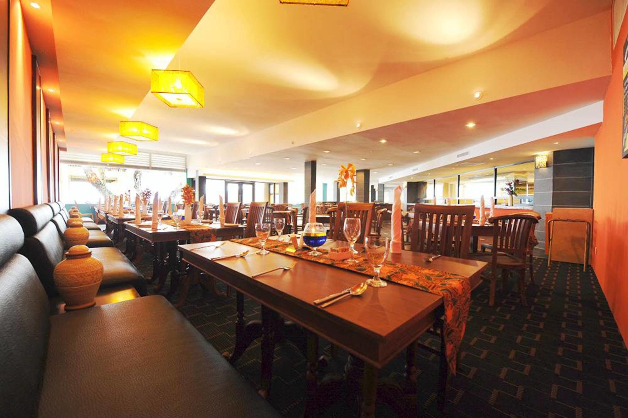 Damai Puri Resort & Spa Kuching Dış mekan fotoğraf The restaurant