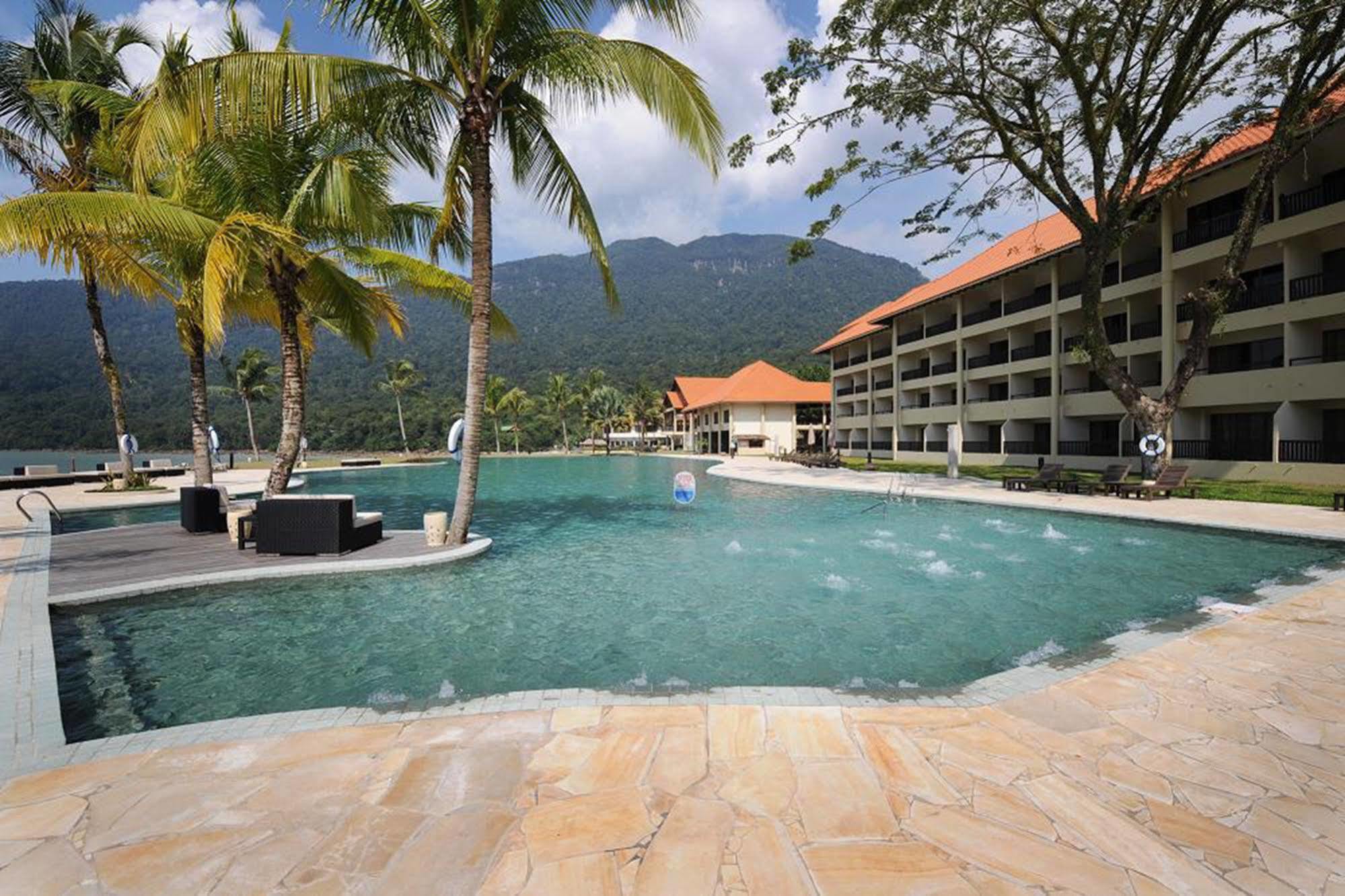 Damai Puri Resort & Spa Kuching Dış mekan fotoğraf The swimming pool at the resort