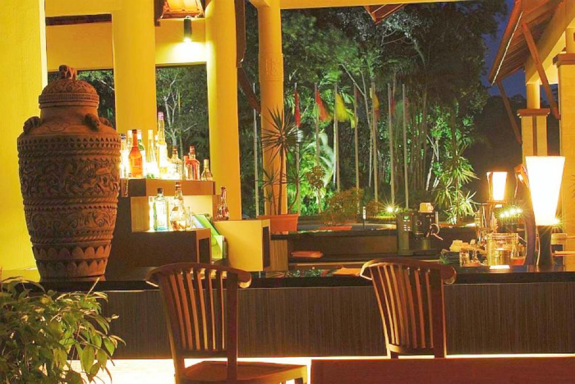 Damai Puri Resort & Spa Kuching Dış mekan fotoğraf The bar at the hotel