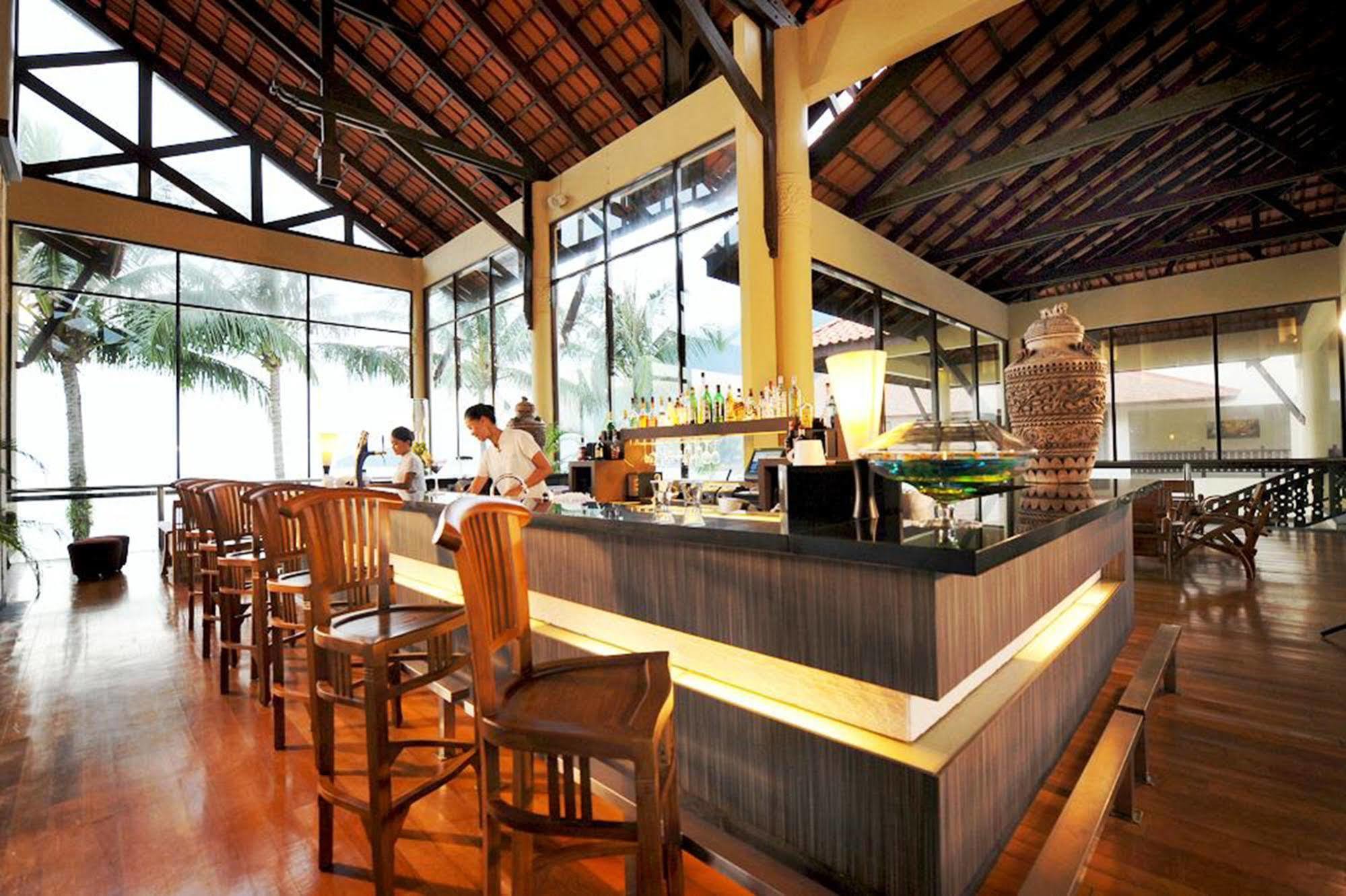 Damai Puri Resort & Spa Kuching Dış mekan fotoğraf The bar at the lobby